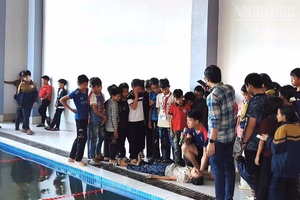 Học sinh Trường phổ thông nội trú liên cấp tiểu học và trung học cơ sở Si Pa Phìn được hướng dẫn kỹ năng sơ cứu cho người bị đuối nước. (Ảnh: LÊ LAN)