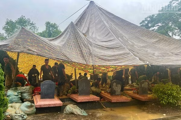 Dù làm việc dưới điều kiện thời tiết khắc nghiệt, lúc mưa lúc nắng nhưng cán bộ, chiến sĩ Bộ Chỉ huy quân sự tỉnh Điện Biên luôn nỗ lực khắc phục khó khăn. (Ảnh: LÊ LAN)