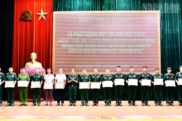 Lãnh đạo Bộ Chỉ huy Quân sự tỉnh Điện Biên trao Giấy khen tặng các cá nhân có thành tích xuất sắc, đột xuất trong thực hiện Chiến dịch 500 ngày đêm tại tỉnh Điện Biên. (Ảnh: LÊ LAN)