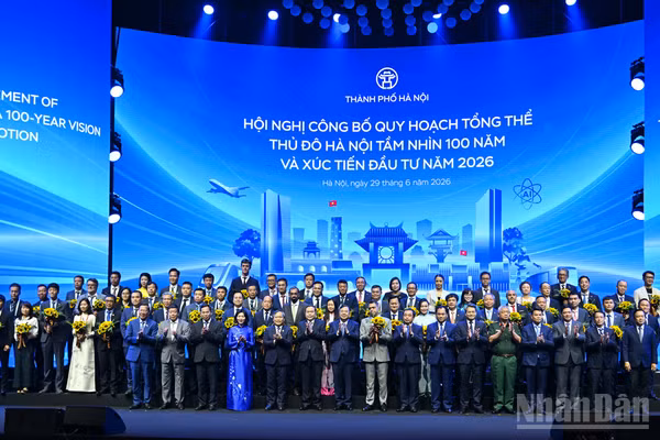 Chủ tịch Quốc hội Trần Thanh Mẫn cùng các đồng chí lãnh đạo Đảng, Nhà nước, thành phố Hà Nội với các doanh nghiệp, nhà đầu tư, đối tác tiêu biểu trong nước và quốc tế.
