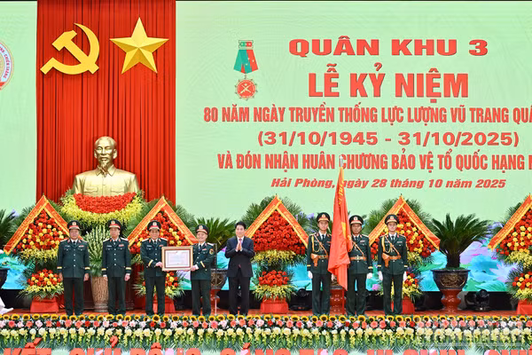 Chủ tịch nước Lương Cường trao Huân chương Bảo vệ Tổ quốc hạng Nhất tặng Lực lượng vũ trang Quân khu 3.