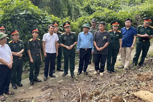 Thiếu tướng Nguyễn Ngọc Ngân, Phó Chủ nhiệm Chính trị Quân khu, Phó Trưởng ban Thường trực Ban Chỉ đạo Quân khu về tìm kiếm, quy tập và xác định danh tính hài cốt liệt sĩ kiểm tra thực tế khu vực có mộ liệt sĩ chưa xác định danh tính trên địa bàn phường Điện Biên Phủ. (Ảnh: LÊ LAN)