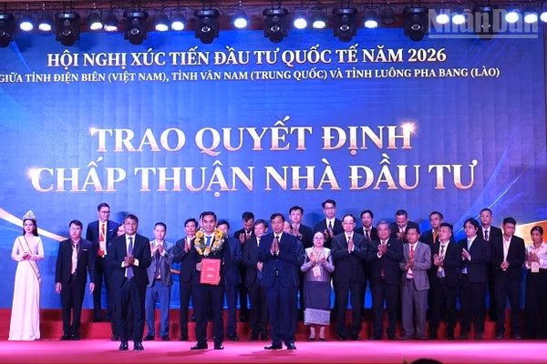 Đồng chí Lê Văn Lương, Chủ tịch Ủy ban nhân dân tỉnh Điện Biên trao quyết định chấp thuận đầu tư cho các nhà đầu tư. (Ảnh: LÊ LAN)
