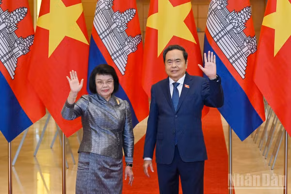 Chủ tịch Quốc hội Trần Thanh Mẫn và Chủ tịch Quốc hội Campuchia Samdech Khuon Sudary.