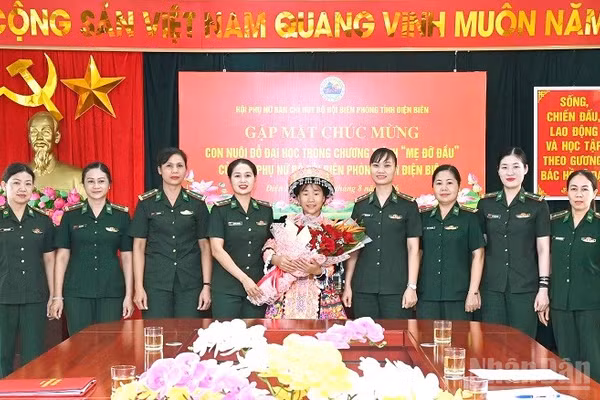 Các mẹ đỡ đầu ở Ban Chỉ huy Bộ đội Biên phòng tỉnh Điện Biên tặng hoa, chúc mừng cháu Sùng Thị Khoa. (Ảnh: LÊ LAN)