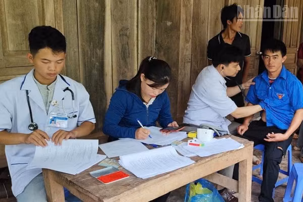 Bác sĩ Trung tâm Y tế Nậm Pồ (thuộc Sở Y tế tỉnh Điện Biên) khám sức khỏe miễn phí cho nhân dân trên địa bàn xã Nà Bủng. (Ảnh: LÊ LAN)