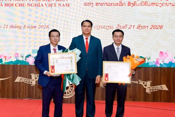 Thiếu tướng Penkhan Butcha Pheng, Ủy viên Ban Chấp hành Trung ương Đảng Nhân dân Cách mạng Lào, Bí thư Tỉnh ủy, Chủ tịch Hội đồng nhân dân tỉnh Bokeo trao Huân chương của Chủ tịch nước Cộng hòa Dân chủ nhân dân Lào tặng hai tập thể thuộc tỉnh Điện Biên. (Ảnh: LÊ LAN)