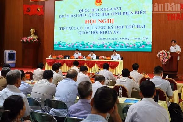 Phó Thủ tướng Chính phủ Nguyễn Văn Thắng và các đại biểu Quốc hội thuộc Đoàn đại biểu Quốc hội tỉnh Điện Biên tiếp xúc cử tri xã Thanh An. (Ảnh: LÊ LAN)