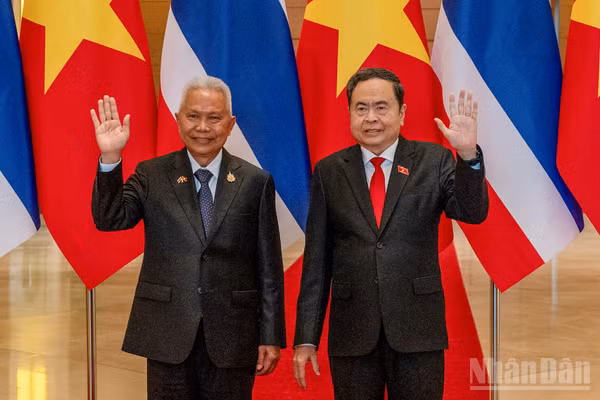 Chủ tịch Quốc hội Trần Thanh Mẫn và Chủ tịch Quốc hội kiêm Chủ tịch Hạ viện Vương quốc Thái Lan Sophon Zaram.