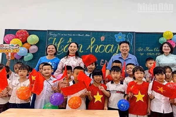 Niềm vui của thầy và trò Trường phổ thông nội trú liên cấp Thanh Nưa khi được học trong ngôi trường mới. (Ảnh: Nhân Dân)