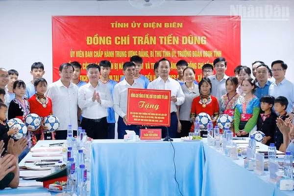 Đồng chí Trần Tiến Dũng, Ủy viên Trung ương Đảng, Bí thư Tỉnh ủy Điện Biên trao quà của đồng chí Tổng Bí thư, Chủ tịch nước Tô Lâm gửi tặng các em học sinh Trường Phổ thông nội trú liên cấp Si Pa Phìn nhân dịp khai giảng năm học 2026-2027. (Ảnh: LÊ LAN)