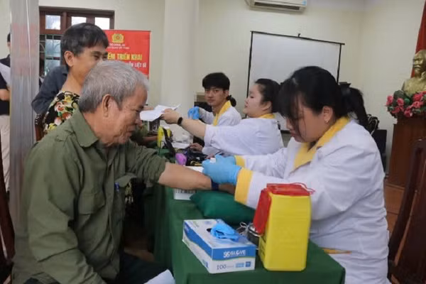 Công an Điện Biên và các đơn vị lấy mẫu ADN của thân nhân liệt sĩ. (Ảnh: Công an Điện Biên)