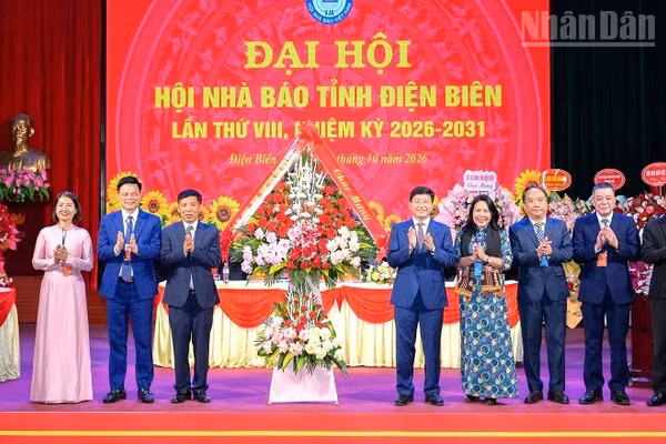 Đồng chí Mùa A Vảng, Ủy viên dự khuyết Trung ương Đảng, Phó Bí thư Tỉnh ủy, Chủ tịch Ủy ban Mặt trận Tổ quốc Việt Nam tỉnh Điện Biên cùng các đồng chí lãnh đạo tỉnh tặng hoa chúc mừng Đại hội Hội Nhà báo tỉnh Điện Biên. (Ảnh: LÊ LAN)