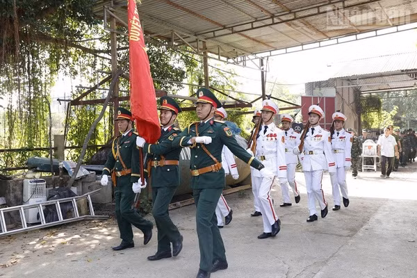 Cán bộ, chiến sĩ Bộ Chỉ huy Quân sự tỉnh Điện Biên thực hiện nghi thức rước hài cốt liệt sĩ từ điểm cất bốc về quàn tại nhà quàn Nghĩa trang liệt sĩ Tông Khao. (Ảnh: LÊ LAN)