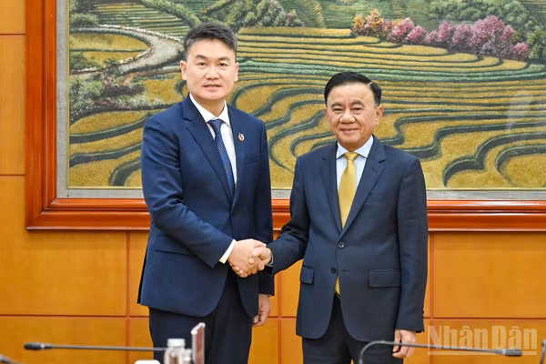 Thường trực Ban Bí thư Trần Cẩm Tú và Bí thư Trung ương Đoàn Thanh niên Nhân dân Cách mạng Lào Thongly Sisoulith.