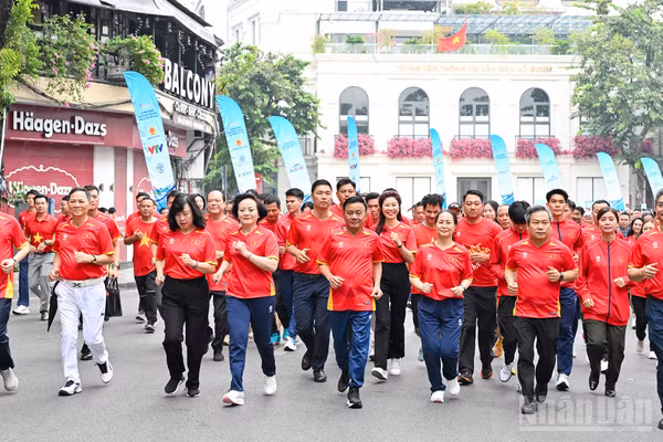 Thường trực Ban Bí thư Trần Cẩm Tú cùng các đại biểu chạy bộ đồng hành tại Lễ phát động “Mỗi người dân lựa chọn ít nhất một môn thể thao phù hợp để tập luyện thường xuyên".