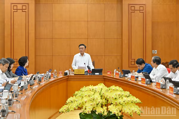 Thường trực Ban Bí thư Trần Cẩm Tú chủ trì cuộc làm việc với Đảng ủy Chính phủ và các bộ, ngành về việc sơ kết 1 năm thực hiện Nghị quyết số 72-NQ/TW.