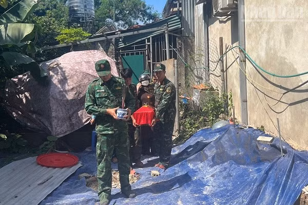 Cán bộ, chiến sĩ Bộ Chỉ huy quân sự tỉnh Điện Biên di chuyển hài cốt liệt sĩ chưa xác định danh tính được cất bốc trong phần đất của gia đình ông Hà Văn Sơn ở tổ dân phố Hữu Nghị, phường Điện Biên Phủ. (Ảnh: LÊ LAN)
