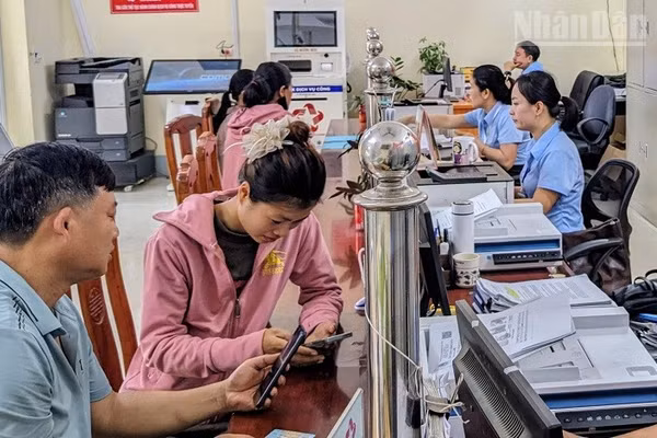 Cán bộ xã Mường Mùn (tỉnh Điện Biên) tiếp nhận và giải quyết thủ tục hành chính trong ngày cho người dân trên địa bàn. (Ảnh: LÊ LAN)