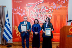 Đại sứ Việt Nam tại Hy Lạp trao lại Giải Nhì và Giải Khuyến khích Giải thưởng toàn quốc về thông tin đối ngoại lần thứ XI. (Ảnh: Đại sứ quán Việt Nam tại Hy Lạp).