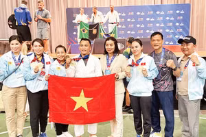 Lãnh đạo Đoàn thể thao Công an nhân dân chúc mừng thành tích giành hai Huy chương vàng hạng cân 62kg nam môn Jujitsu của vận động viên Lê Kiên tại Đại hội Thể thao Cảnh sát và Lính cứu hỏa Thế giới 2025. (Ảnh: BCA)