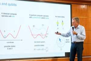 Giáo sư Alexey Ustinov, chuyên gia công nghệ lượng tử, trao đổi học thuật tại hội thảo khoa học Gặp gỡ Hà Nội về công nghệ lượng tử lần thứ nhất của Đại học Quốc gia Hà Nội. (Ảnh: DIỆP NGỌC)