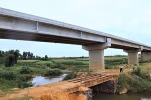 Dự án Cầu Mô Vĩnh nối hai xã Kim Bảng và Hoa Quân (Nghệ An) "đắp chiếu" gần một năm nay. (Ảnh TTH)