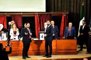 Tổng thống Syria Ahmed al-Sharaa (phải, phía trước) bỏ phiếu bầu cơ quan lập pháp mới ở Thủ đô Damascus. (Ảnh: THX/TTXVN phát)