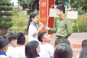 Tuyên truyền về phòng, chống lừa đảo trên không gian mạng và kỹ năng sử dụng mạng internet an toàn cho học sinh. (Ảnh: Công an tỉnh Tuyên Quang)