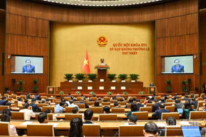 Chủ tịch Quốc hội Trần Thanh Mẫn trao Nghị quyết của Ủy ban Thường vụ Quốc hội về việc thành lập Tổ chức Nghị sĩ hữu nghị Việt Nam Quốc hội khóa XVI và tặng hoa cho Đoàn Chủ tịch Tổ chức Nghị sĩ hữu nghị Việt Nam của Quốc hội Khóa XVI.