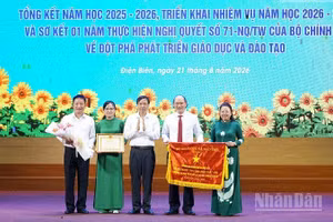 Đồng chí Lê Văn Lương, Chủ tịch Ủy ban nhân dân tỉnh Điện Biên trao Cờ thi đua của Bộ Giáo dục và Đào tạo tặng tập thể Sở Giáo dục và Đào tạo tỉnh Điện Biên có nhiều thành tích trong công tác. (Ảnh: LÊ LAN)