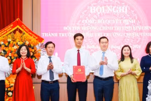Đồng chí Trần Đăng Quỳnh, Ủy viên dự khuyết Trung ương Đảng, Phó Bí thư Thường trực Tỉnh ủy trao Quyết định cho nhà trường.