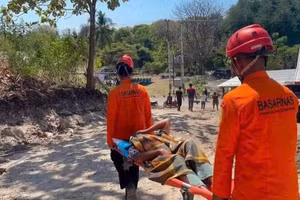 Lực lượng cứu hộ sơ tán người bị thương do động đất. (Ảnh: TÂN HOA XÃ)