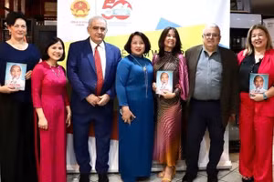 Đại sứ Phạm Thị Thu Hương (đứng giữa) cùng các đại biểu, bạn bè Hy Lạp trong buổi giới thiệu, ra mắt cuốn sách “Tiểu sử Hồ Chí Minh” bằng tiếng Hy Lạp. (Ảnh: Đại sứ quán Việt Nam tại Hy Lạp)