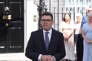 Tân Thủ tướng Anh Andy Burnham trong bài phát biểu đầu tiên trước số 10 Phố Downing, London, ngày 20/7/2026. (Ảnh: THX/TTXVN)