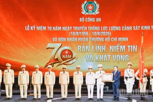 Chủ tịch Quốc hội Trần Thanh Mẫn trao Huân chương Hồ Chí Minh tặng lực lượng Cảnh sát kinh tế. (Ảnh: DUY LINH)