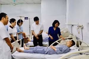 Lãnh đạo tỉnh Quảng Ninh thăm hỏi, động viên các nạn nhân đang điều trị tại Bệnh viện đa khoa tỉnh Quảng Ninh. (Ảnh: nhandan.vn)