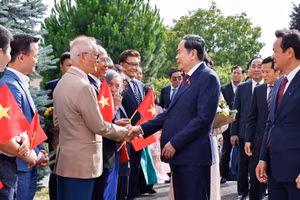 Chủ tịch Quốc hội Trần Thanh Mẫn và Phu nhân gặp gỡ cán bộ, nhân viên Phái đoàn Việt Nam tại Liên hợp quốc và các tổ chức quốc tế tại Geneva, Đại sứ quán và cộng đồng người Việt Nam tại Thụy Sĩ. (Ảnh: TTXVN)