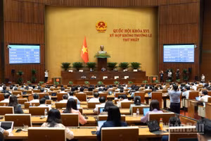 Quốc hội biểu quyết thông qua dự thảo Luật Phổ biến, giáo dục pháp luật (sửa đổi). (Ảnh: DUY LINH)