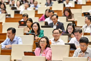 Quốc hội thảo luận ở hội trường. (Ảnh: THỦY NGUYÊN)