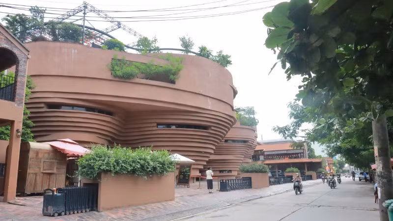 Đường làng, ngõ xóm xã Bát Tràng (Hà Nội) khang trang, sạch đẹp. (Ảnh NGUYỄN MAI)