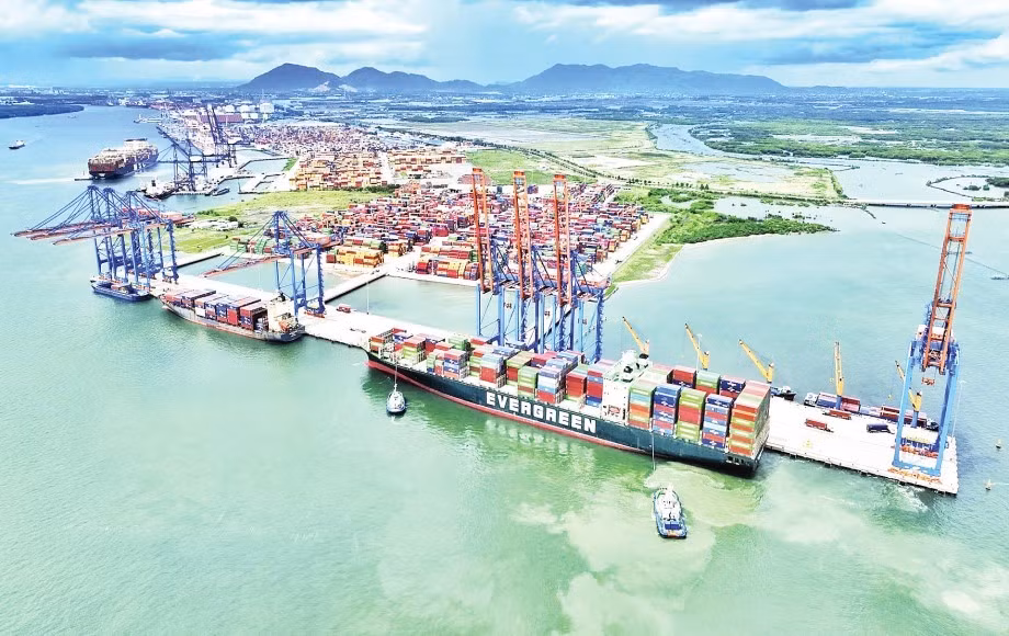 Hoạt động luân chuyển hàng hóa xuất, nhập khẩu trong cụm cảng Cái Mép-Thị Vải. (Ảnh CTV)