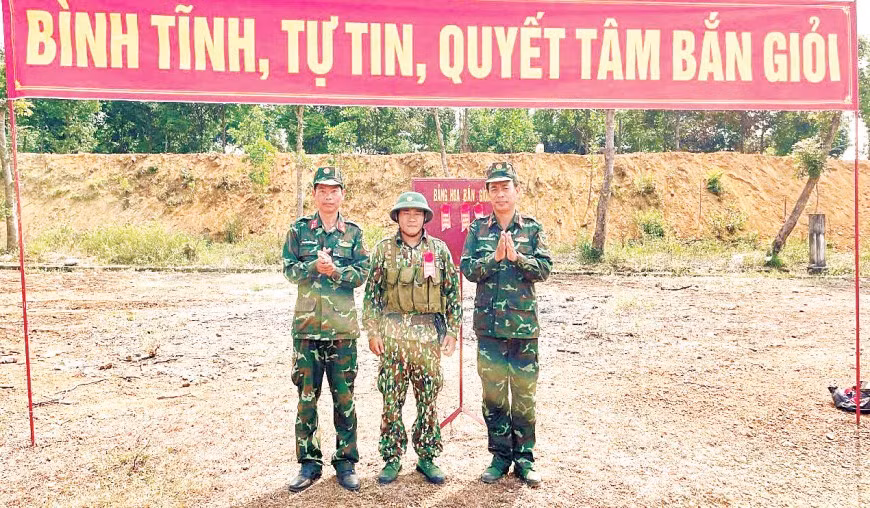 Ban chỉ huy Tiểu đoàn 5 tuyên dương học viên bắn giỏi.
