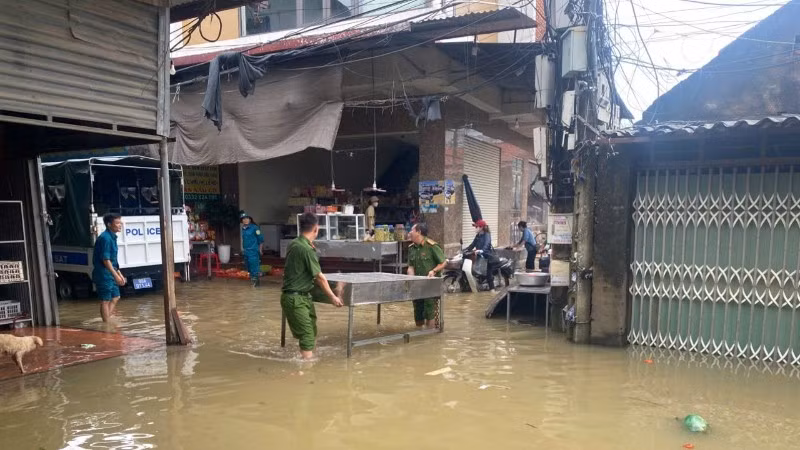 Công an xã Xuân Cẩm, tỉnh Bắc Ninh giúp nhân dân di dời tài sản đến nơi an toàn.
