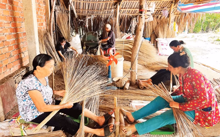 Làng nghề bó chổi Mỹ An tạo việc làm cho nhiều lao động tại địa phương.