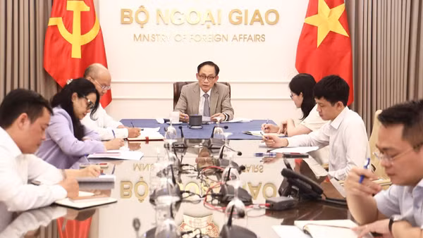 Toàn cảnh buổi điện đàm. (Ảnh: Bộ Ngoại giao)