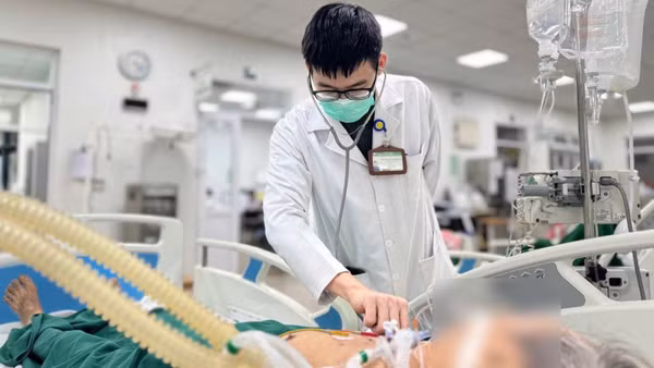 Các bác sĩ Bệnh viện Bệnh Nhiệt đới Trung ương điều trị cho người bệnh nhiễm cúm A nặng. (Ảnh: Thanh Sơn)