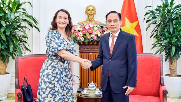 Bộ trưởng Ngoại giao Lê Hoài Trung tiếp Thứ trưởng Ngoại giao Đông Uruguay Valeria Csukasi. (Ảnh: TTXVN)