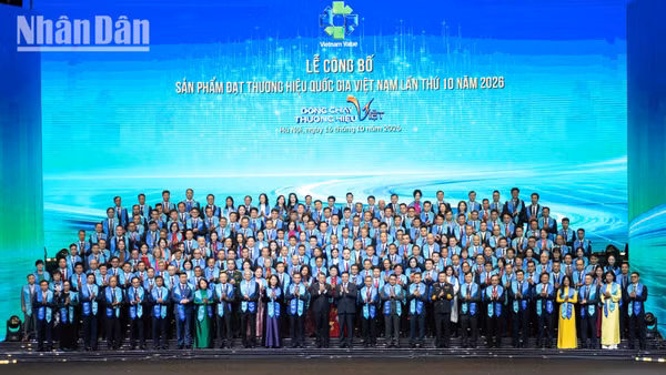 Thủ tướng Lê Minh Hưng và Bộ trưởng Lê Mạnh Hùng chụp ảnh cùng 227 doanh nghiệp được vinh danh Thương hiệu quốc gia.