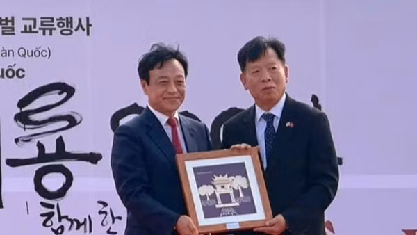 Đại sứ Vũ Hồ trao quà lưu niệm tặng Chủ tịch huyện Bongwha, tỉnh Gyeongsangbuk. (Ảnh: Đại sứ quán Việt Nam tại Hàn Quốc cung cấp)